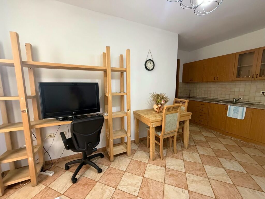 1+1 apartment for rent at Komuna e Parisit!