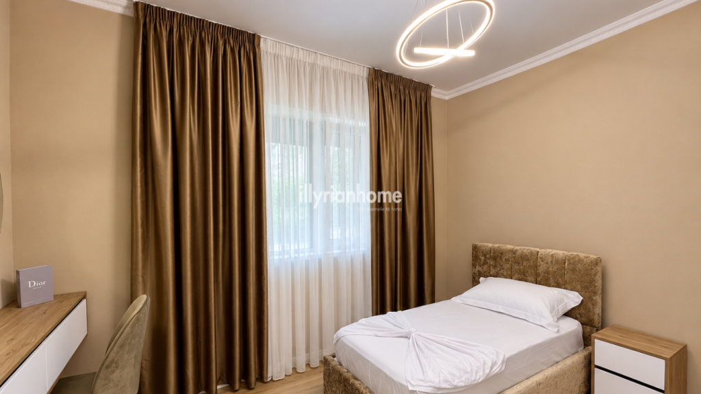 JEPET ME QIRA | APARTAMENT 2+1 + GARAZH | PRANË XHAMISË SË SELITËS