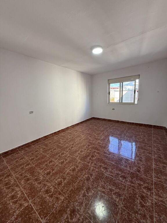 Tek Rruga Ndre Mjeda, Ish Parku, Shitet Apartament 2+1 Me Lokacion Perfekt