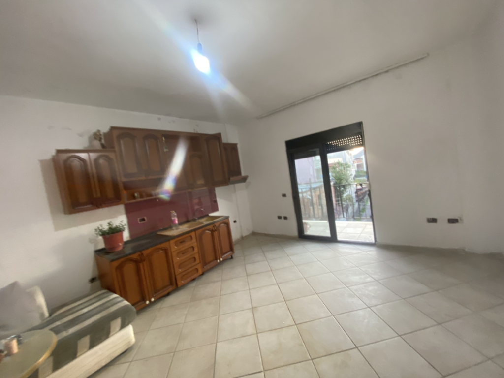 Apartament 1+1 per qera Kombinat