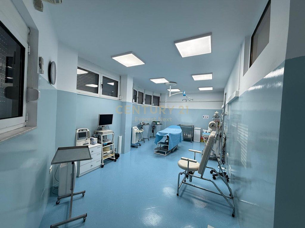 Locale commerciale premium in affitto (clinica medica completamente attrezzata) al Pazari i Ri