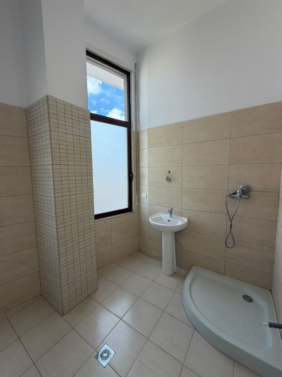 SHITET APARTAMENT 1+1 tek PROKURORIA, rr. Haxhi Hysen Dalliu, Tirane.