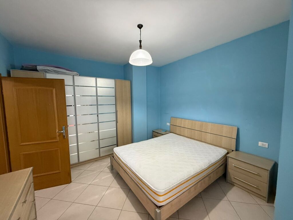 Jepet apartament 2+1+Verande me qira tek Zogu i Zi , prane Ring Center .