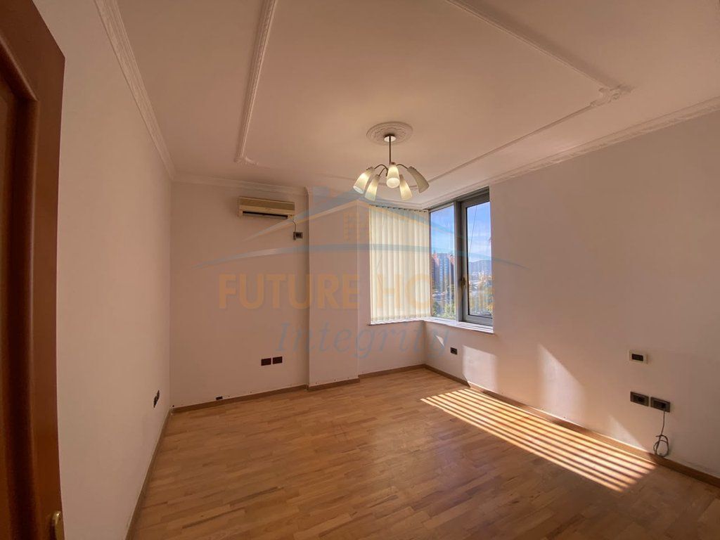 2+1+2 FOR SALE IN THE CENTER OF TIRANA, OPPOSITE TOPTANI, BUILDING WITH ELEVATOR