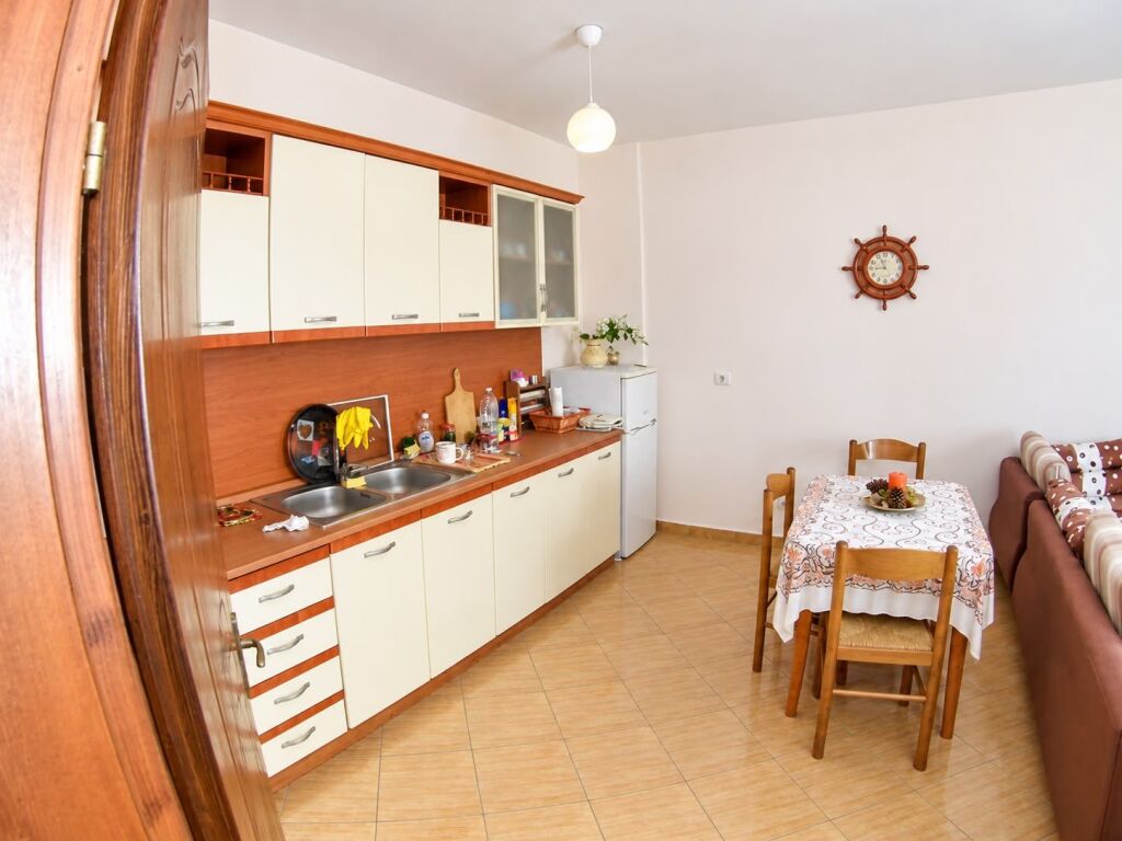 Shitet apartament 1+1 ne zonen e Durresit prane Hotel Horizontit. ID 5845
