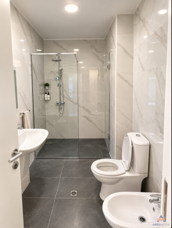APPARTAMENTO 1+1 CON BALCONE IN AFFITTO "COMPLESSO URSLUGA, EX STAZIONE FERROVIARIA" 70.000 LEKE