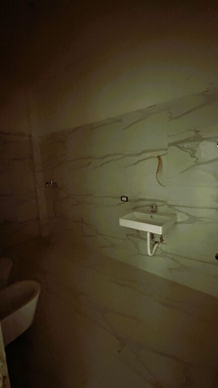 🏡 **VENDESI APPARTAMENTO 2+1+2 BAGNI – TIRANA PORTA E RE**