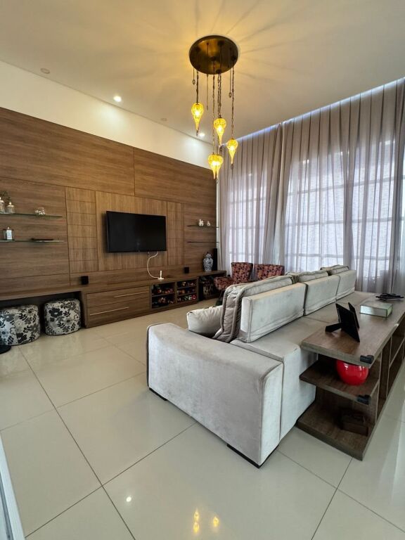 Ne qender te Tiranes, jepet me qera apartament 2+1+2