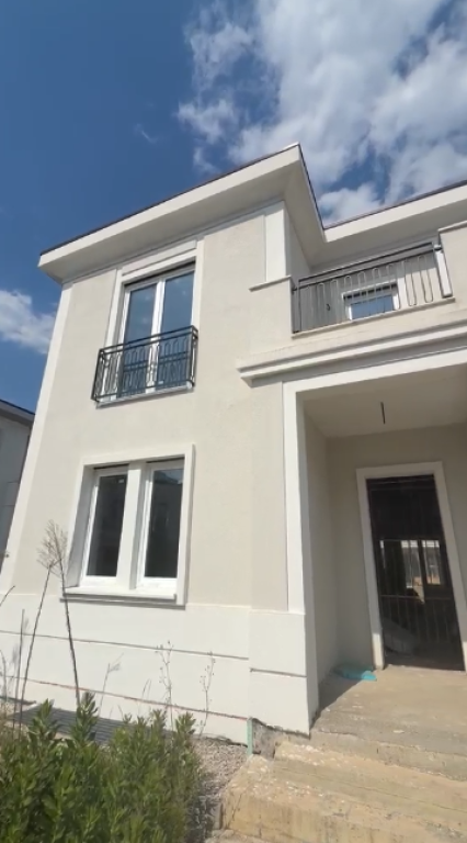 🏡 **VILLA DI LUSSO IN VENDITA CON PISCINA – ROLLING HILLS 2**