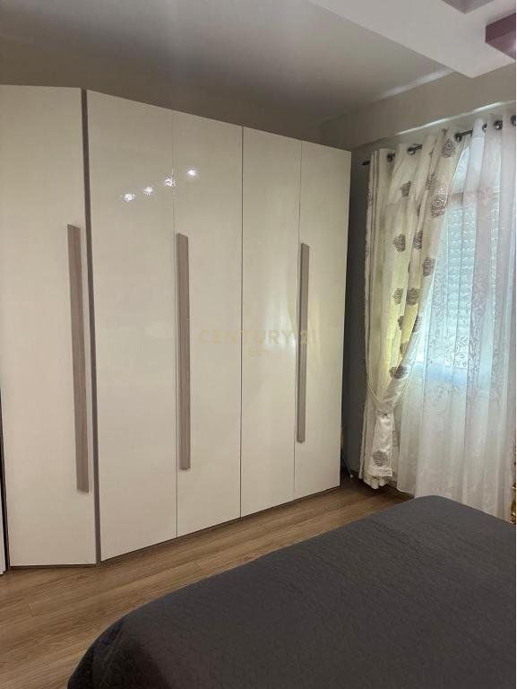 Studio 47.34 m2 dhe sip.totale 53.12 m2 organizohet 1 dhome gjumi, 1 tualet. Ndodhet ne katin 3 te nje pallati te ri ne ndertim, teper cilesor me standarte europiane. Vendodhja eshte prane plazhit te Golemit dhe e aksesueshme nga rruga kryesore. Nje rendesi te madhe, per kompleksin MONTEVIDEO i eshte kushtuar infrastruktures dhe sherbimeve per banoret duke lene hapesira relaksi midis pishave, hapesira per shetitore e argetimi, xhiro me biciklete duke menduar per te gjitha moshat . Parkimi eshte vendosur nentoke, duke lene hapesire parkimi per cdo njesi banimi . Posti i parkimit me vlere te shtuar. Pallati eshte ne faze punimesh. Per me shume info ose nje vizite ne prone kontaktoni!