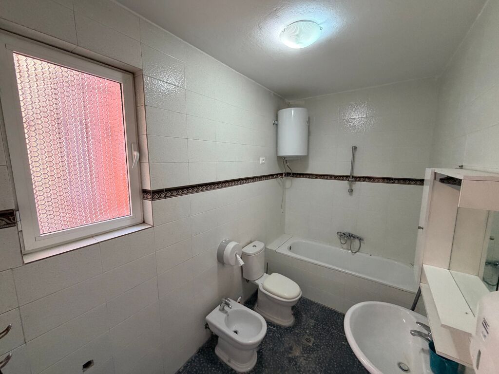 Jepet Vile Me Qira ( Për Biznes.)📍 Rruga Elbasanit