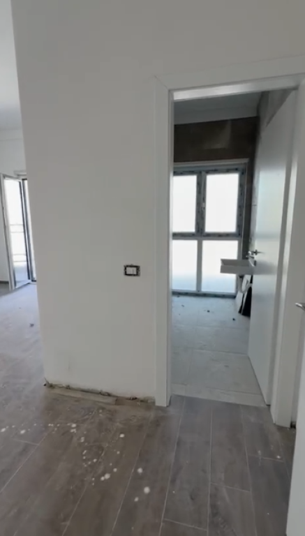 **VENDESI APPARTAMENTO 2+1+2 CON CABINA ARMADIO – TIRANA PORTA E RE**