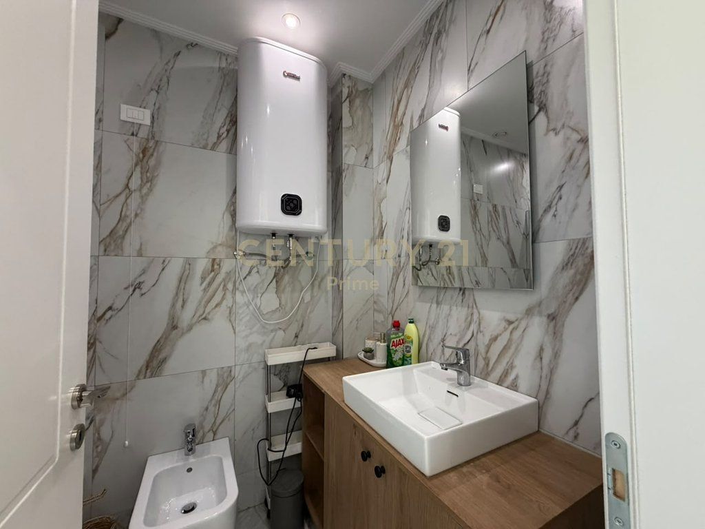 Shitet Apartament 2+1 tek Lake View