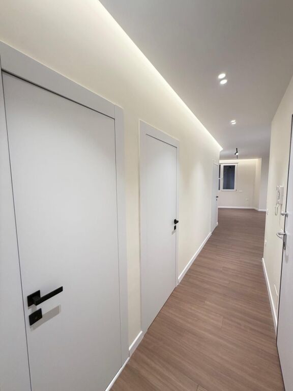 Shitet Apartament 2+1+parkim Shkoze buze Lanes
