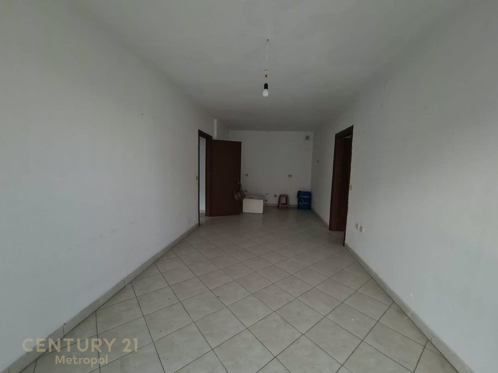 APARTAMENT 2+1 NË SHITJE – YZBERISH, PALLATET DOLA!