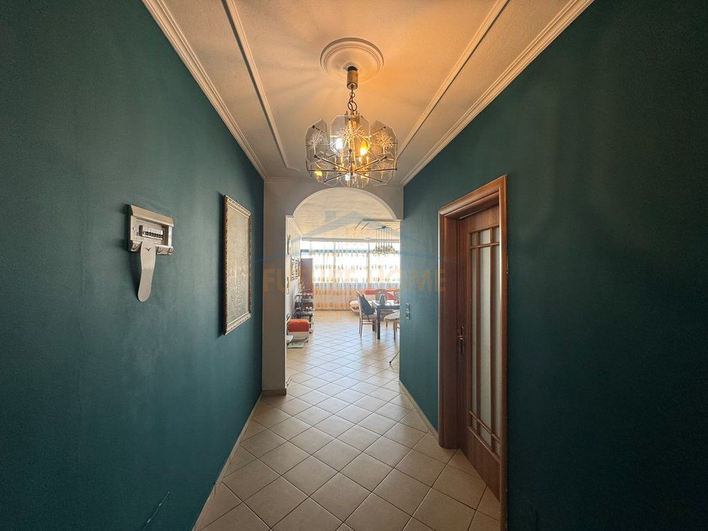 Shitet, Apartament 3+1+2 tek Ish Parku, Tiranë.
