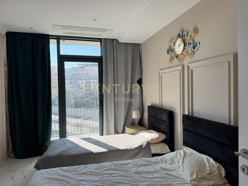 Shitet Apartament 2+1 tek Lake View