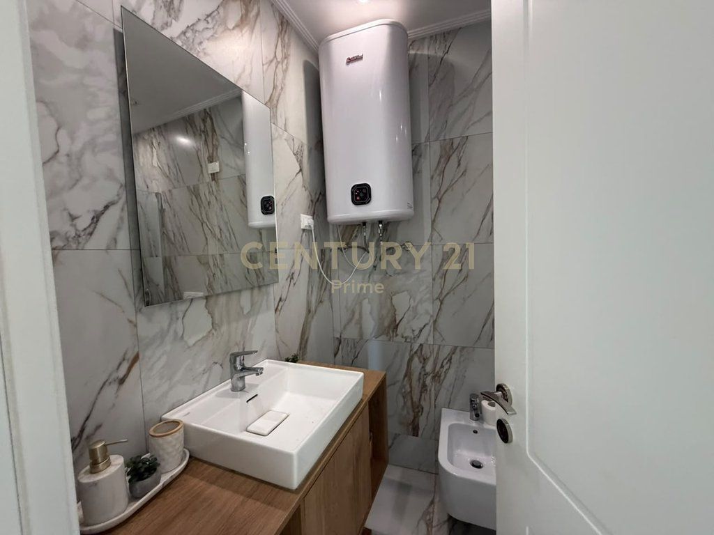 Shitet Apartament 2+1 tek Lake View