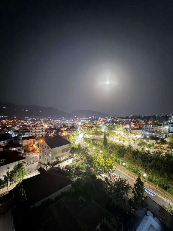 Shitet Apartament 2+1+parkim Shkoze buze Lanes
