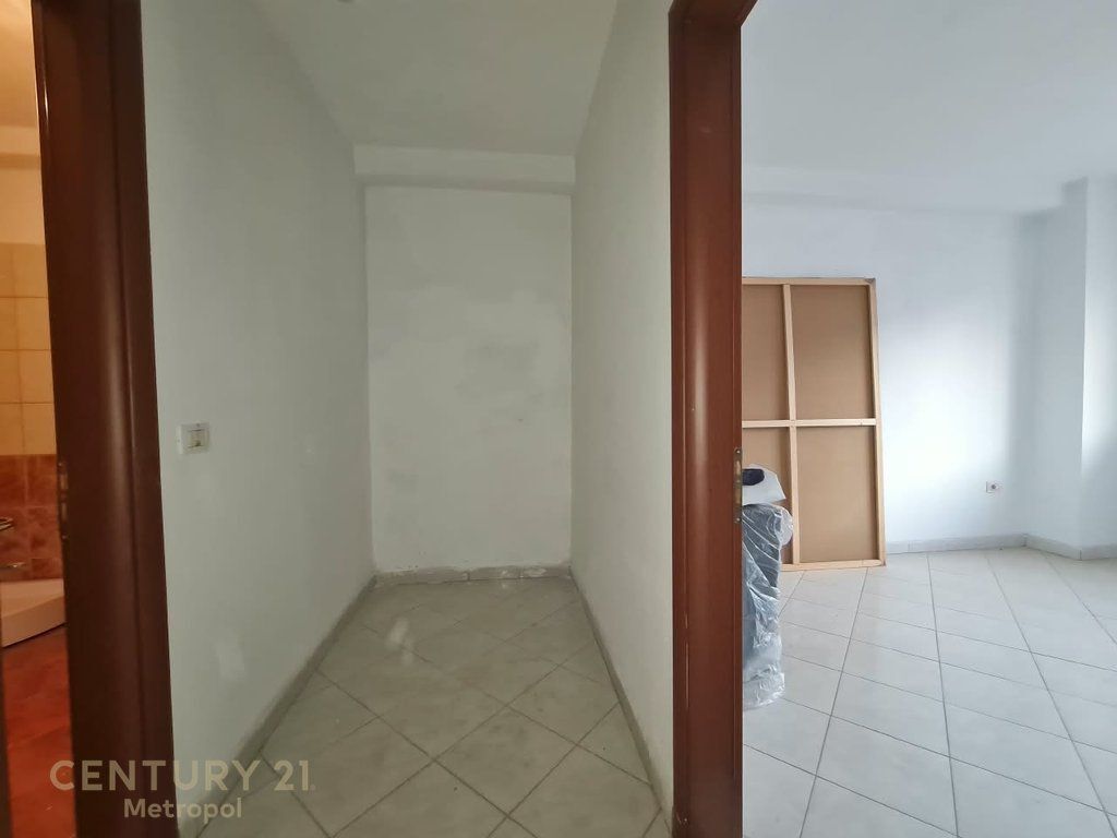 APARTAMENT 2+1 NË SHITJE – YZBERISH, PALLATET DOLA!