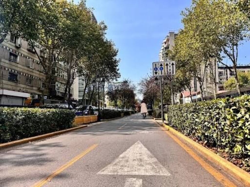 SHITET AMBIENT 85 M2 NE RRUGE KRYESORE TEK RR.KAVAJES !!