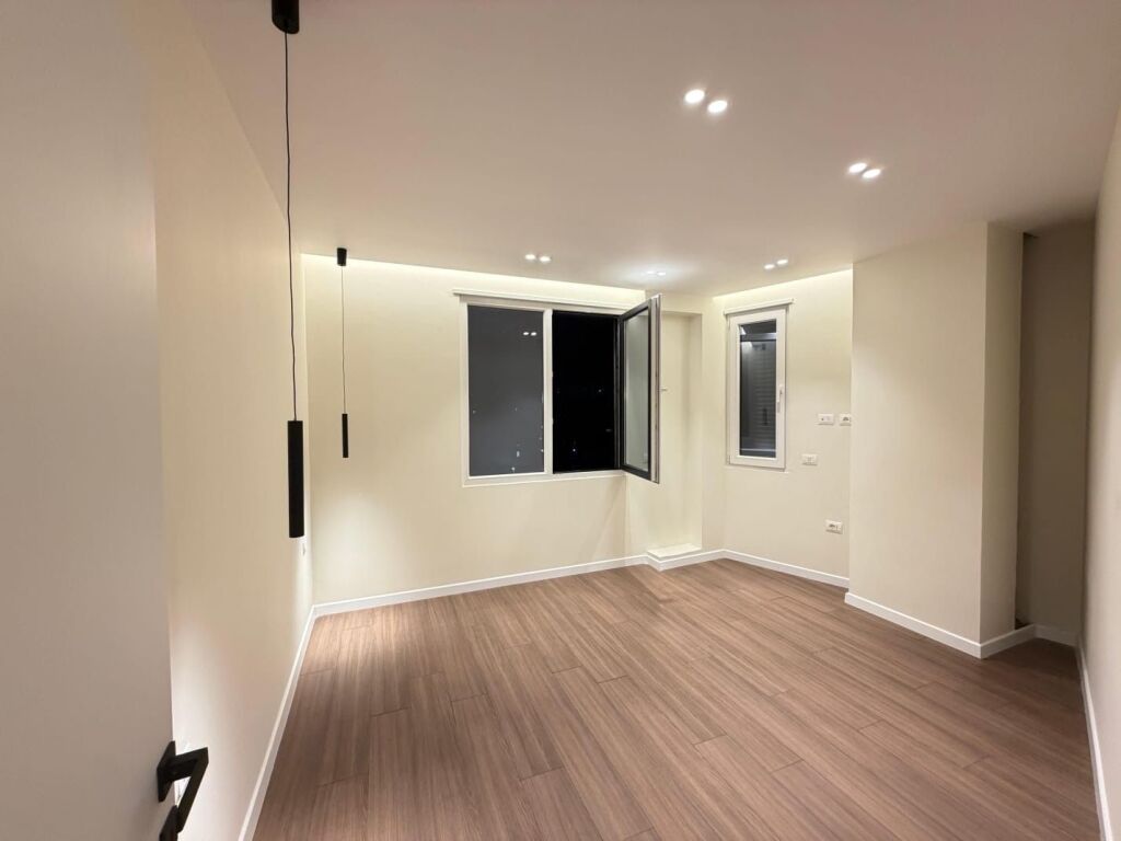 Shitet Apartament 2+1+parkim Shkoze buze Lanes
