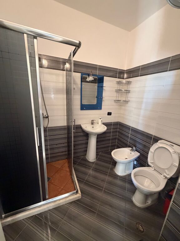 Jepet Apartament 1+1+Verande me Qera te Rrota Kuqe