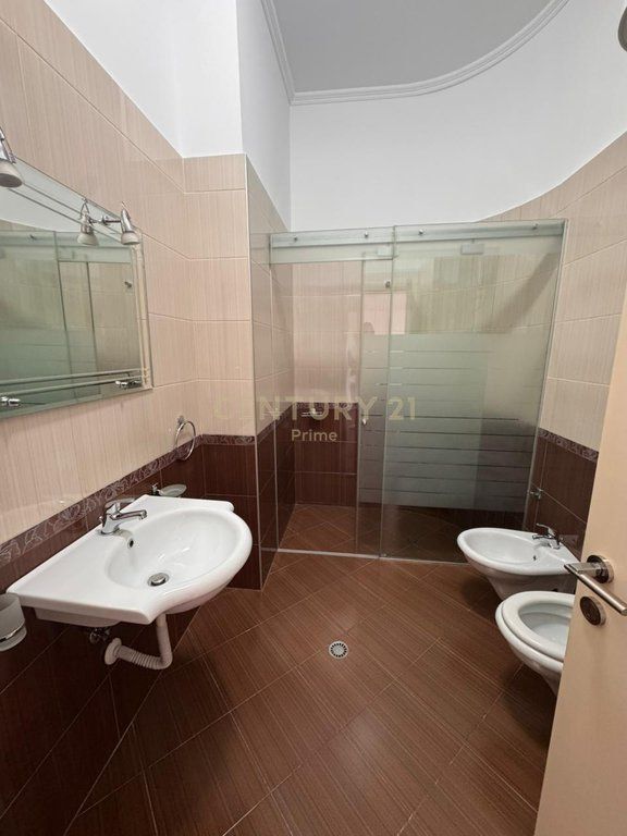 🏢 UFFICIO IN AFFITTO – VICINO A PIAZZA SKËNDERBEJ