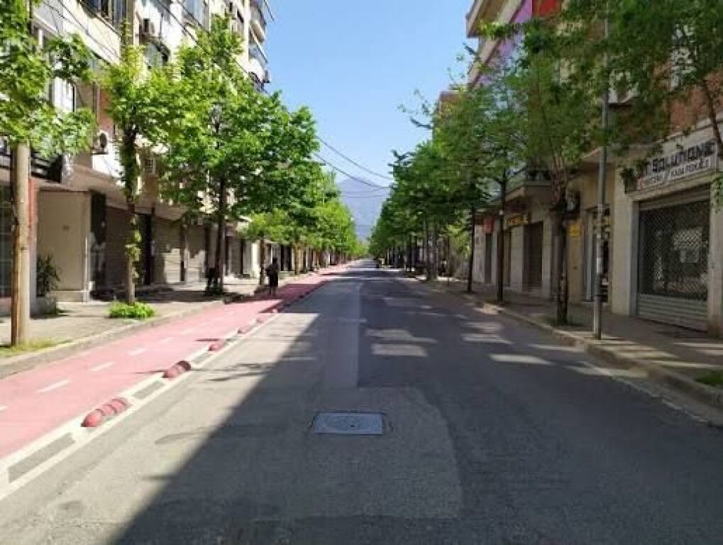 Shitet, Dyqan, Rruga Hoxha Tahsim (në kryqëzim), Tiranë - 620.000€ | 100m²