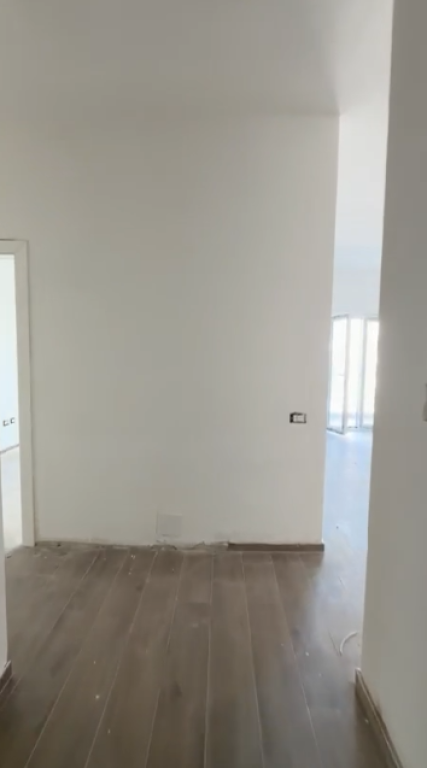 **VENDESI APPARTAMENTO 2+1+2 CON CABINA ARMADIO – TIRANA PORTA E RE**