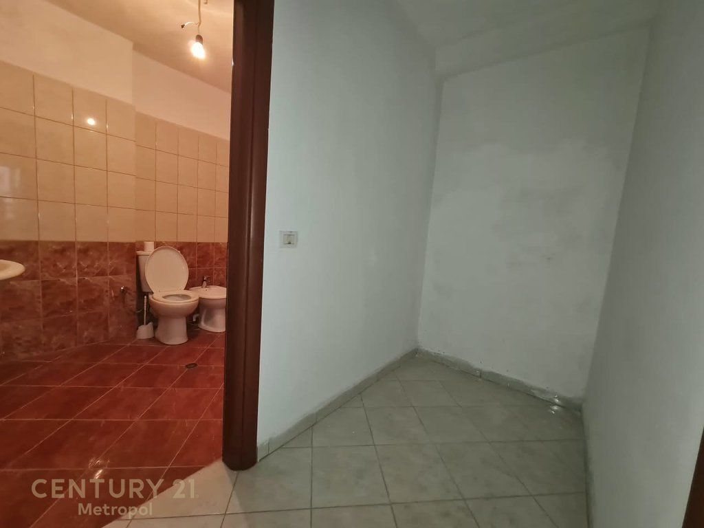 APARTAMENT 2+1 NË SHITJE – YZBERISH, PALLATET DOLA!
