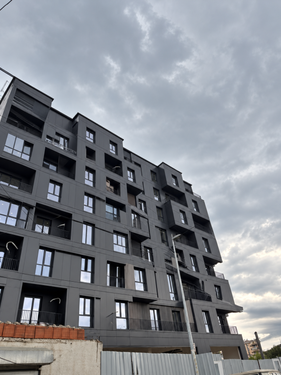 SHITET APARTAMENT 2+1 – KOMPLEKSI TUDAS, ISH-PARKU I AUTOBUSËVE