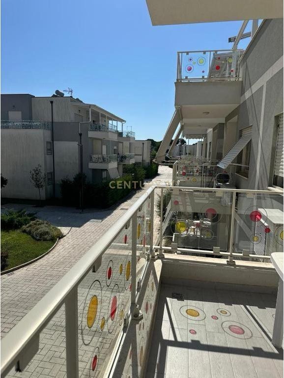 Studio 47.34 m2 dhe sip.totale 53.12 m2 organizohet 1 dhome gjumi, 1 tualet. Ndodhet ne katin 3 te nje pallati te ri ne ndertim, teper cilesor me standarte europiane. Vendodhja eshte prane plazhit te Golemit dhe e aksesueshme nga rruga kryesore. Nje rendesi te madhe, per kompleksin MONTEVIDEO i eshte kushtuar infrastruktures dhe sherbimeve per banoret duke lene hapesira relaksi midis pishave, hapesira per shetitore e argetimi, xhiro me biciklete duke menduar per te gjitha moshat . Parkimi eshte vendosur nentoke, duke lene hapesire parkimi per cdo njesi banimi . Posti i parkimit me vlere te shtuar. Pallati eshte ne faze punimesh. Per me shume info ose nje vizite ne prone kontaktoni!