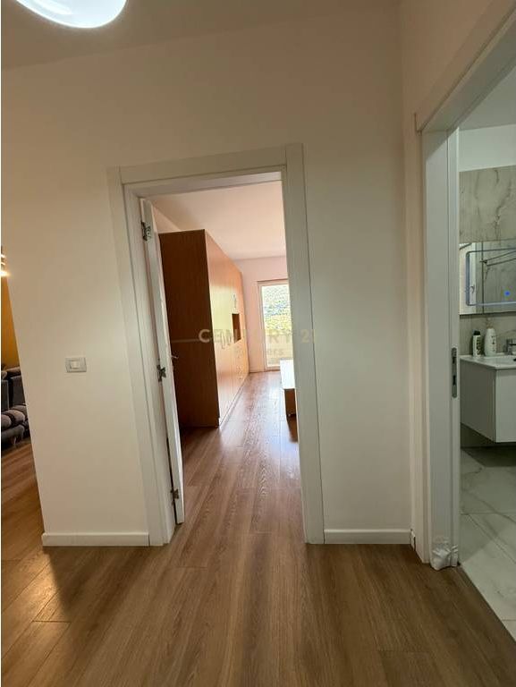 SHITET APARTAMENT 2+1 – ISH UZINA E TRAKTORIT, PRANË SHKOZËS !!