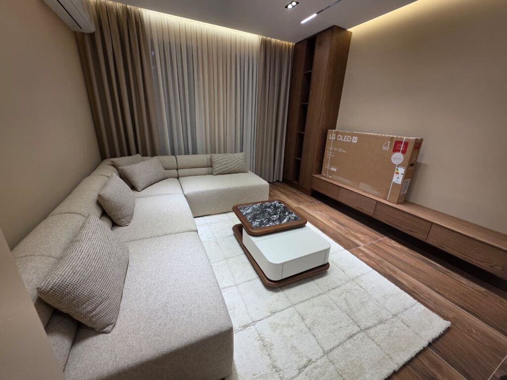 JEPET ME QIRA APARTAMENT LUKSUZ 2+1+2 + PARKIM!  📍 Vendndodhja: Rruga 5 Maji, Tiranë