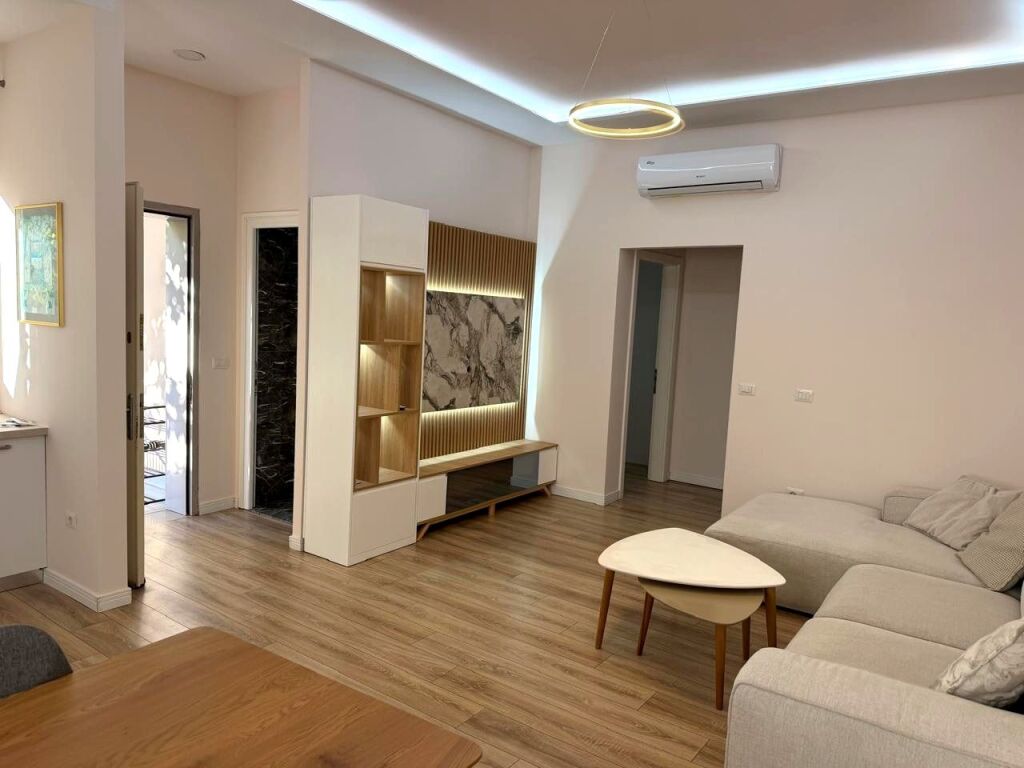 APARTAMENT ME QIRA 2+1 - KINOSTUDIO , TIRANË