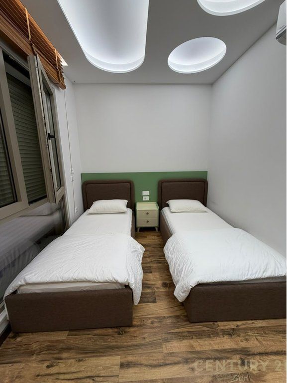APARTAMENT PER SHITJE 2+1+2+2 POSTE PARKIMI TE KOMPLEKSI DELIJORGJI!