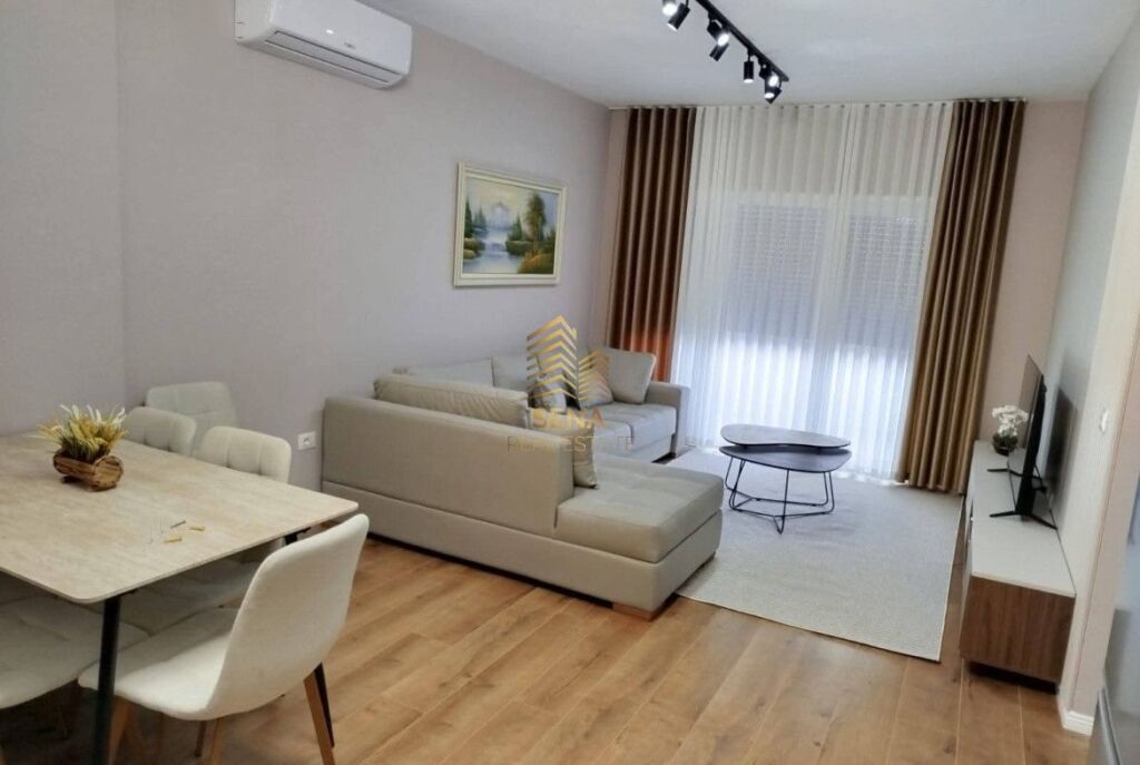 Rent, 1+1 apartment + balcony, New Bazaar, 70,000 Lek