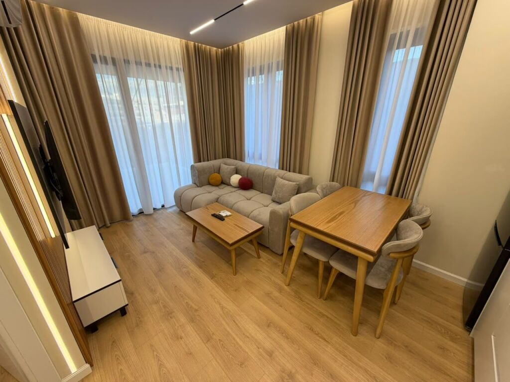 🏠 Super appartamento 1+1 in vendita  📍 Via 5 Maji, Tirana  💶 Prezzo: 13.500.000 lekë (135 milioni di vecchi lekë)