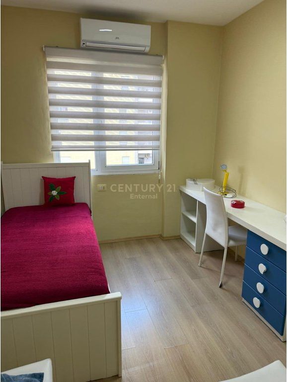 Apartament 2+1+2 me qira ne Rrugen e Kavajes