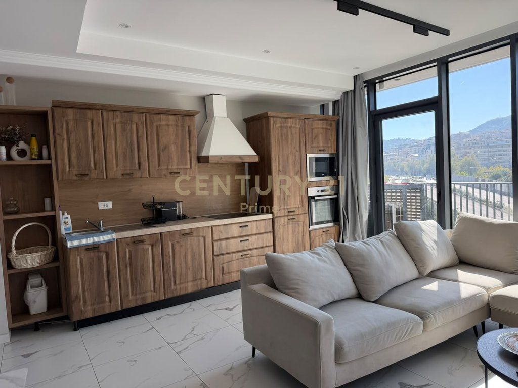 Shitet Apartament 2+1 tek Lake View