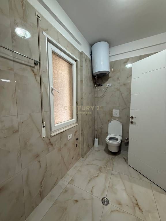 SHITET APARTAMENT 2+1 – ISH UZINA E TRAKTORIT, PRANË SHKOZËS !!