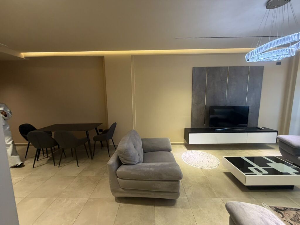 Jepet Apartament me qera yzberisht 550