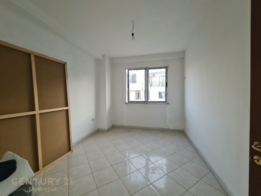 APARTAMENT 2+1 NË SHITJE – YZBERISH, PALLATET DOLA!