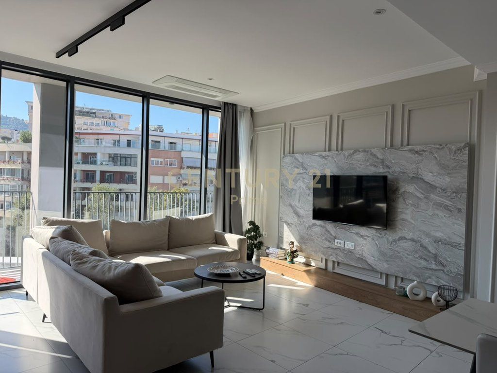 Tek Lake View  shitet Apartament 2+1+2 !