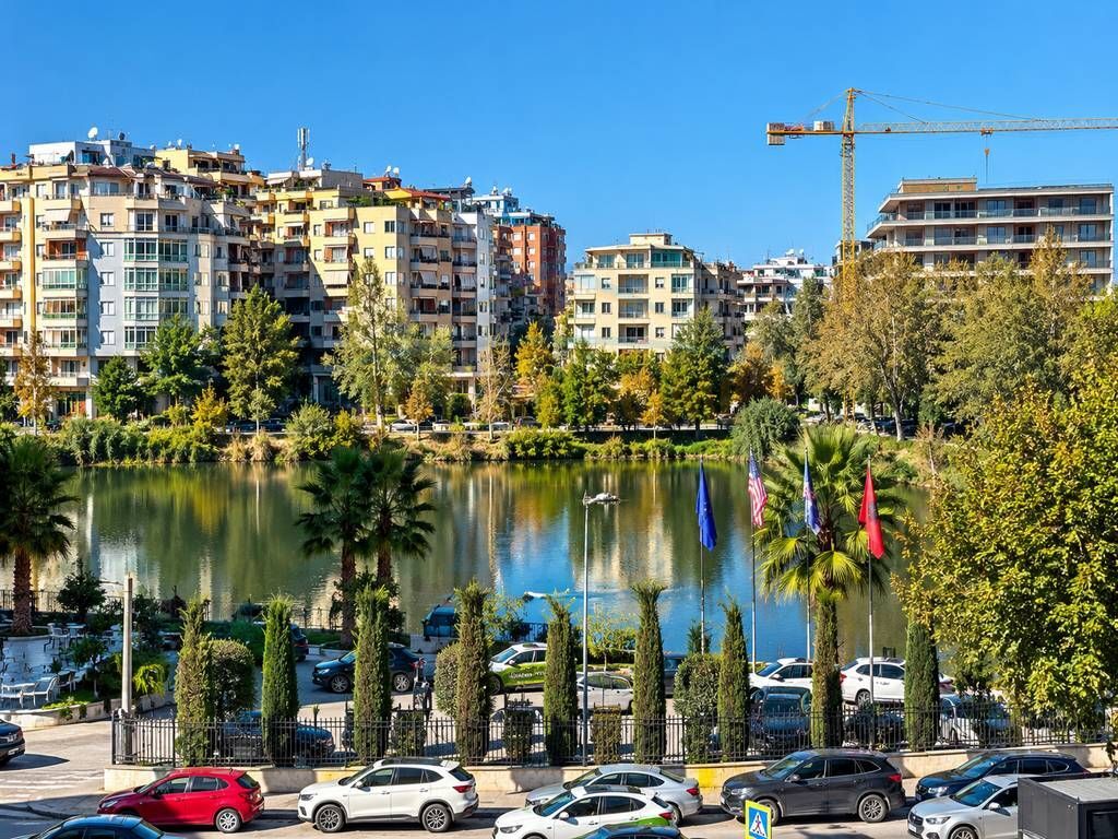 Qera apartament 1+1 Liqeni i thate,perballe Raddisonit.