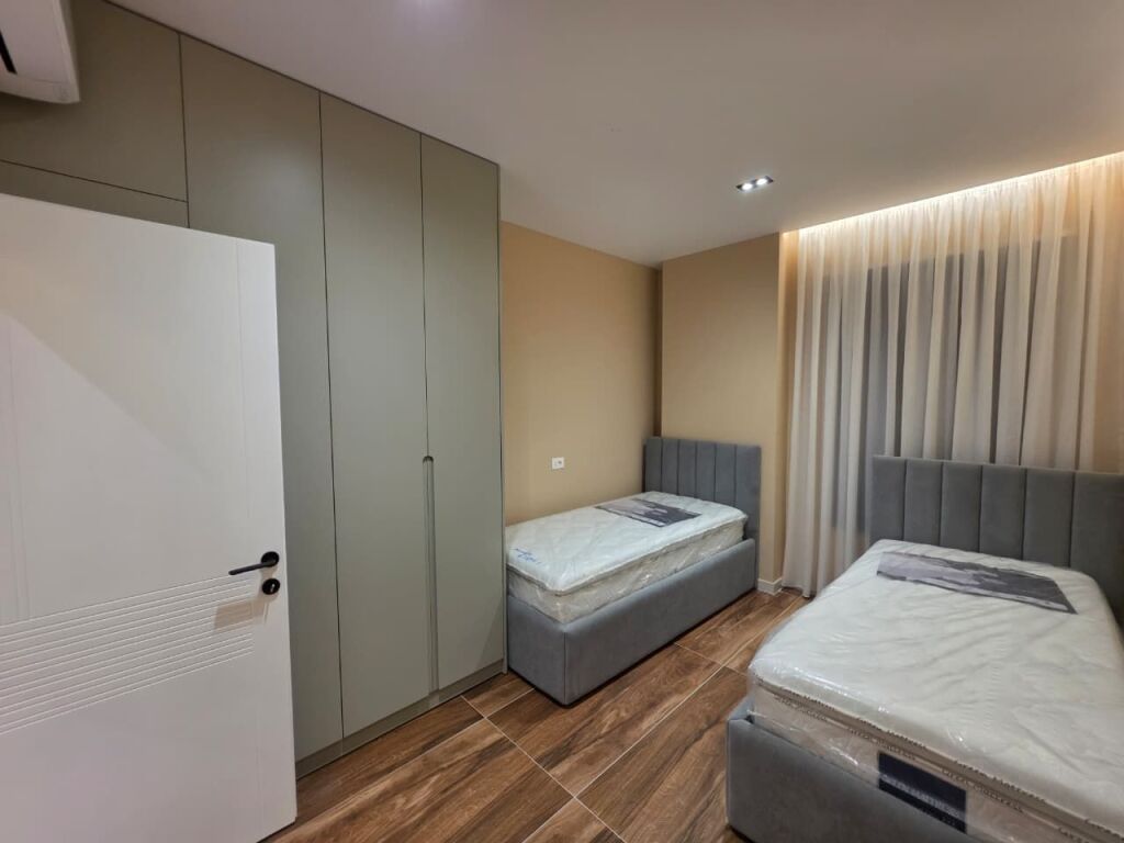 JEPET ME QIRA APARTAMENT LUKSUZ 2+1+2 + PARKIM!  📍 Vendndodhja: Rruga 5 Maji, Tiranë