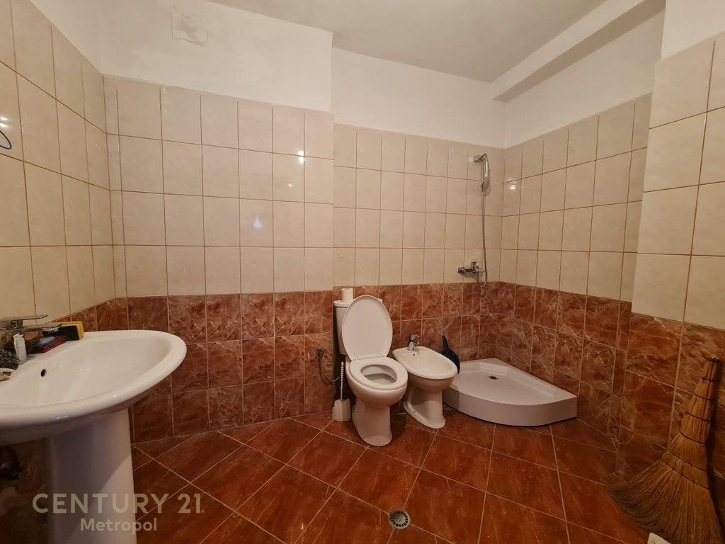 🏡 APARTAMENT 2+1 NË SHITJE – YZBERISH, PALLATET DOLA!