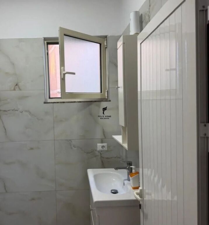 APARTAMENT ME QERA 2+1 KINOSTUDIO 55.000 LEKE FH-99595