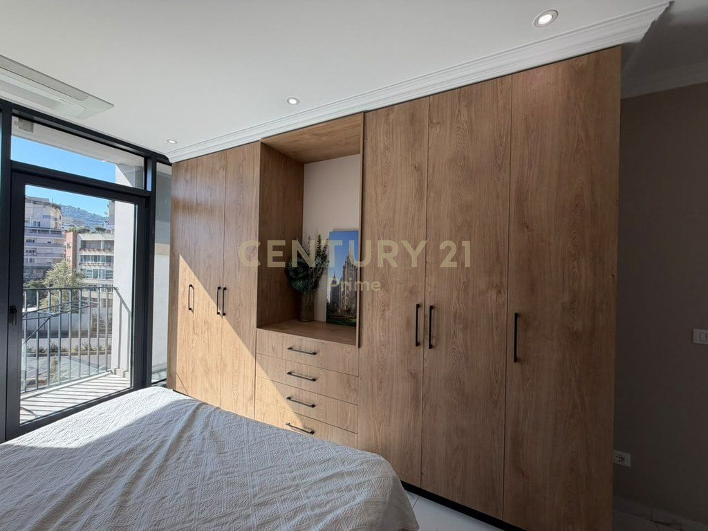 Shitet Apartament 2+1 tek Lake View